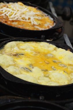 Kızarmış istiridye omlet ile gevrek nefis