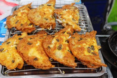 Kızarmış istiridye omlet ile gevrek nefis