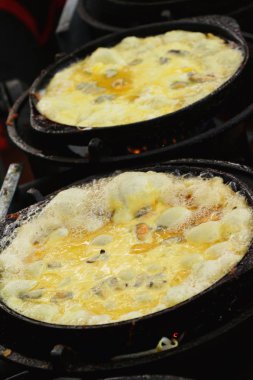 Kızarmış istiridye omlet ile gevrek nefis