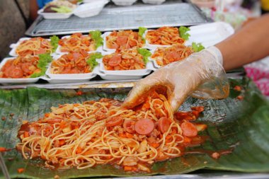 Spagetti sokak gıda lezzetli domuz eti ile