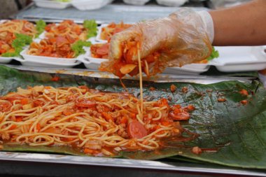 Spagetti sokak gıda lezzetli domuz eti ile