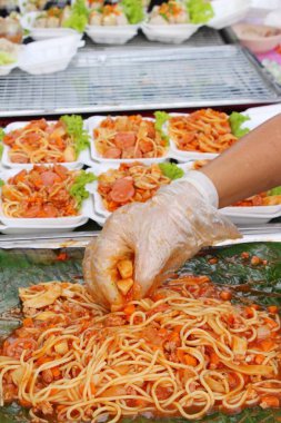 Spagetti sokak gıda lezzetli domuz eti ile