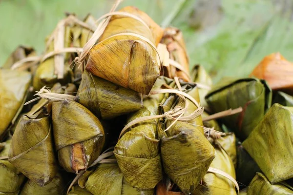 Klebriger Reis mit Kokosnuss lecker, thailändisches Dessert — Stockfoto