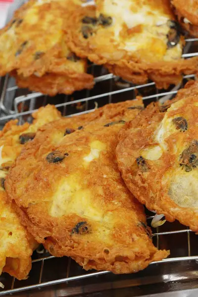 Kızarmış istiridye omlet ile gevrek nefis