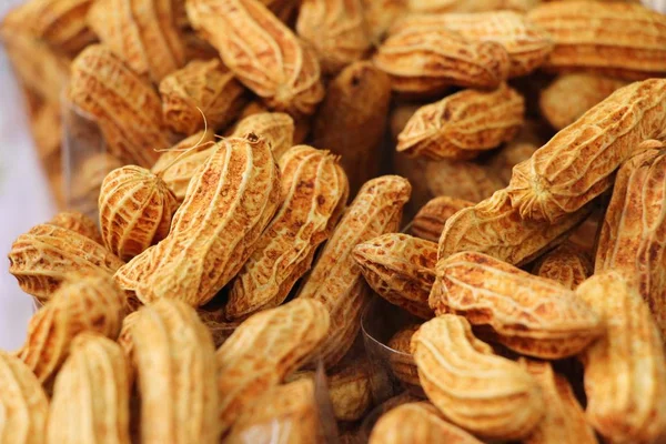 Los cacahuetes hervidos son deliciosos en el mercado — Foto de Stock