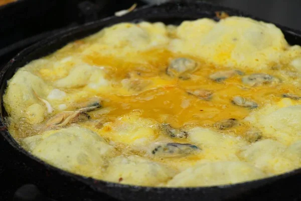 Kızarmış istiridye omlet ile gevrek nefis