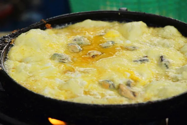Kızarmış istiridye omlet ile gevrek nefis