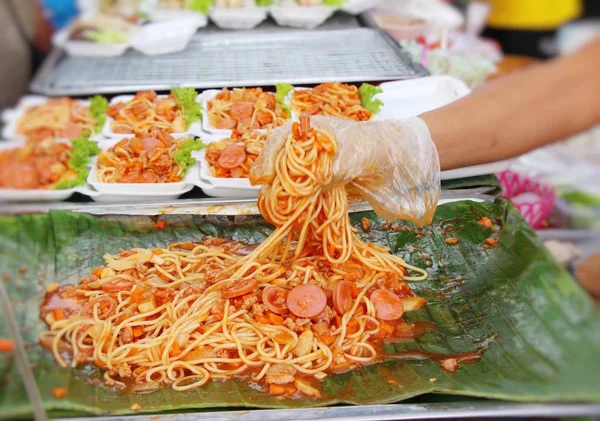 Spagetti sokak gıda lezzetli domuz eti ile