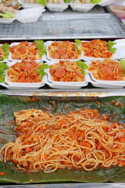 Spagetti sokak gıda lezzetli domuz eti ile