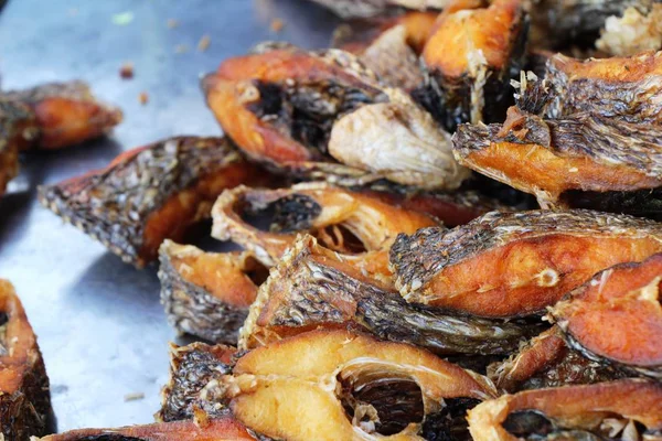 Gebratener Fisch schmeckt auf dem Markt — Stockfoto