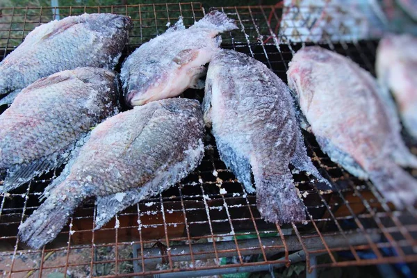 Gegrilde vis op het fornuis in markt — Stockfoto