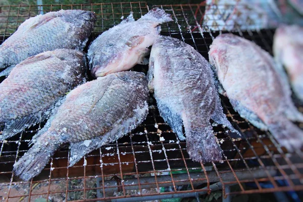Peixe grelhado no fogão no mercado — Fotografia de Stock