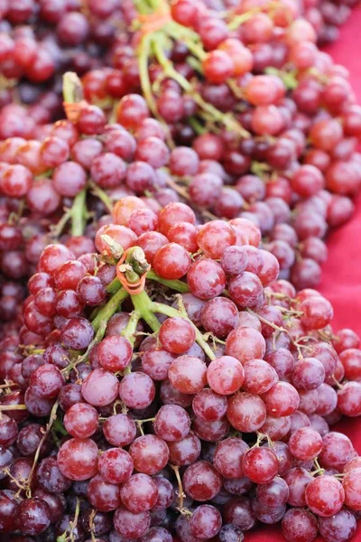 Fresh grapesi n the market — Stock Photo, Image