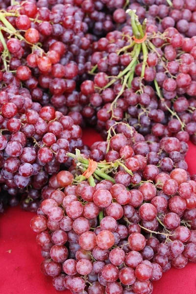 Verse grapesi n de markt — Stockfoto