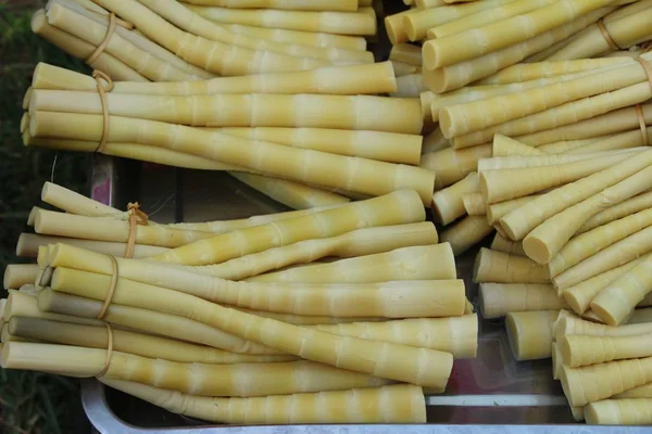 Dolce servizio fotografico di bambù per cucinare al mercato — Foto Stock