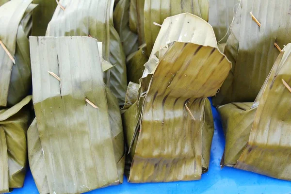 Haşlanmış balık köri yapıştır ile lezzetlidir