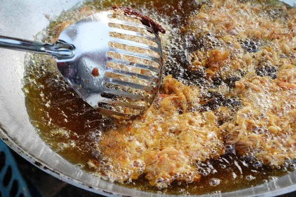 Pastel de camarones fritos delicioso en el mercado — Foto de Stock