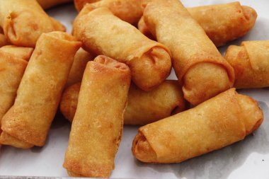 Meze yemek için geleneksel tava böreği