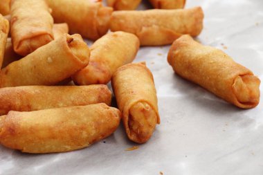 Meze yemek için geleneksel tava böreği