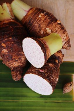 Yemek pişirmek için taze taro kök
