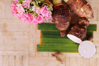 Yemek pişirmek için taze taro kök