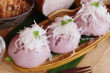 Cevizli tatlı taro kek lezzetli haşlanmış