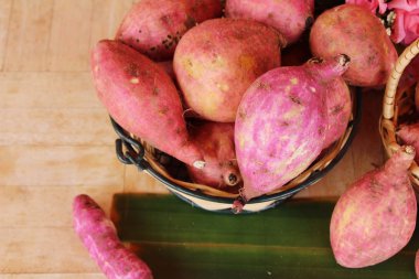 Taze yam ve yemek pişirmek için dilim