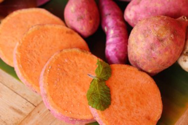 Taze yam ve yemek pişirmek için dilim