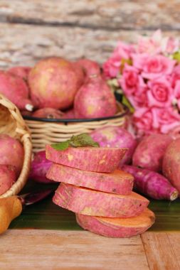 Taze yam ve yemek pişirmek için dilim