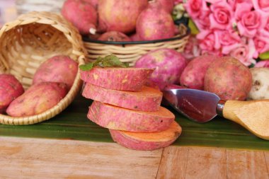Taze yam ve yemek pişirmek için dilim