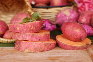 Taze yam ve yemek pişirmek için dilim