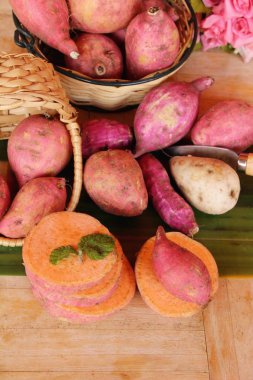 Taze yam ve yemek pişirmek için dilim