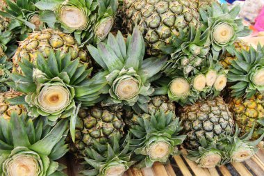 Taze ananas sokak yemeklerinde lezzetlidir.