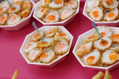 Bıldırcın yumurtası sokak gıda sos ile