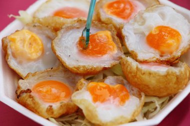 Bıldırcın yumurtası sokak gıda sos ile