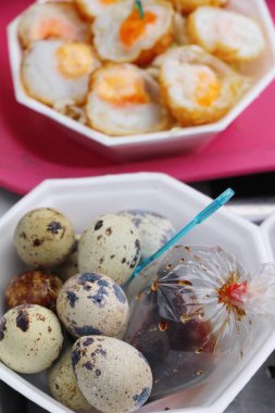 Bıldırcın yumurtası sokak gıda sos ile