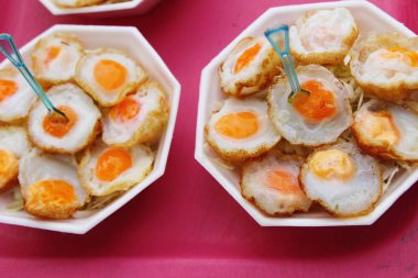 Bıldırcın yumurtası sokak gıda sos ile