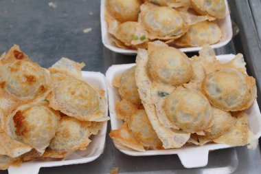 Hindistan cevizi sütü karıştırın şeker ve un, Tay tatlı