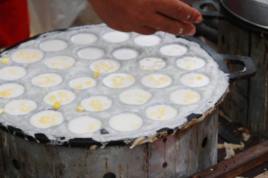 Hindistan cevizi sütü karıştırın şeker ve un, Tay tatlı