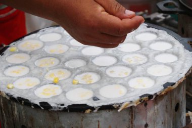 Hindistan cevizi sütü karıştırın şeker ve un, Tay tatlı