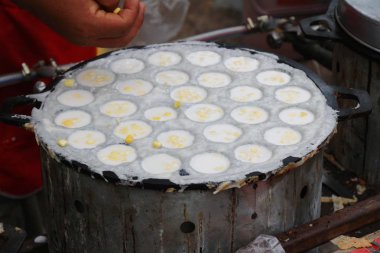 Hindistan cevizi sütü karıştırın şeker ve un, Tay tatlı