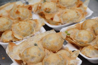 Hindistan cevizi sütü karıştırın şeker ve un, Tay tatlı