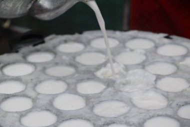 Hindistan cevizi sütü karıştırın şeker ve un, Tay tatlı