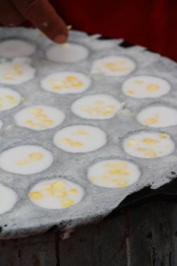 Hindistan cevizi sütü karıştırın şeker ve un, Tay tatlı