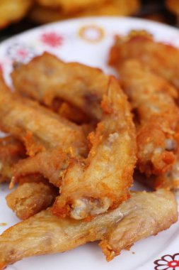 Kızarmış tavuk sokak gıda lezzetlidir