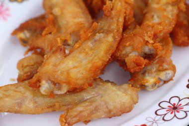 Kızarmış tavuk sokak gıda lezzetlidir