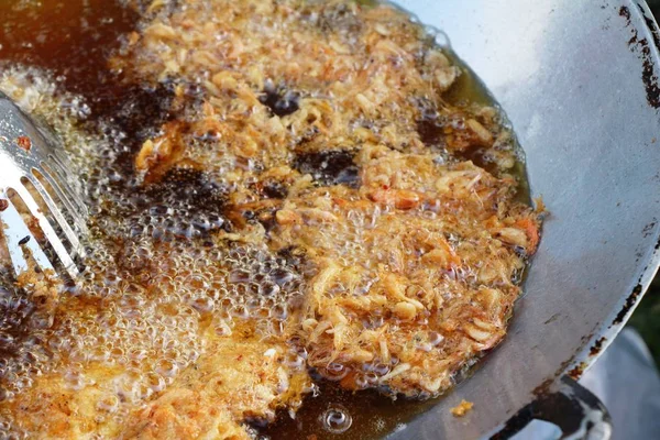 Pastel de camarones fritos delicioso en el mercado — Foto de Stock