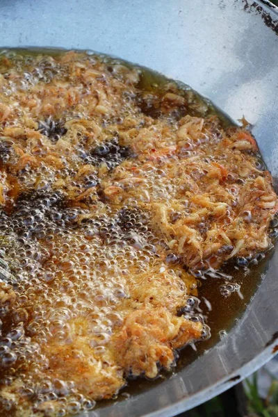 Pastel de camarones fritos delicioso en el mercado — Foto de Stock