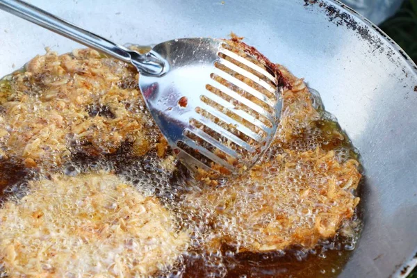 Gebratener Garnelenkuchen lecker auf dem Markt — Stockfoto