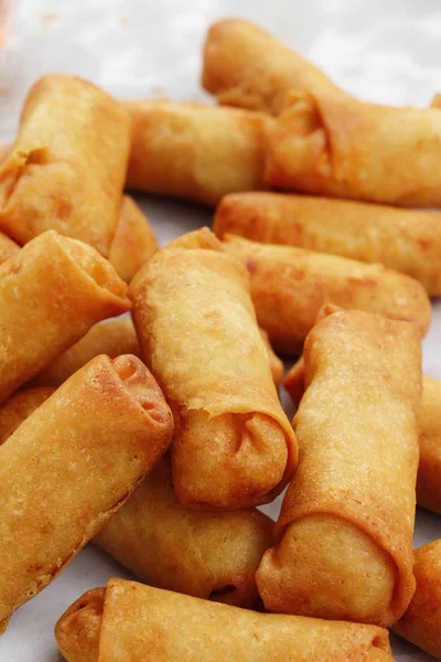 Meze yemek için geleneksel tava böreği